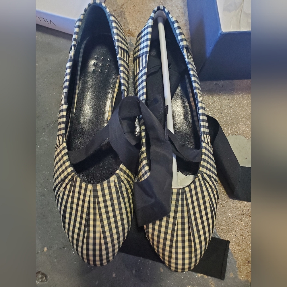 NIB $398 Trademark gingham flats
